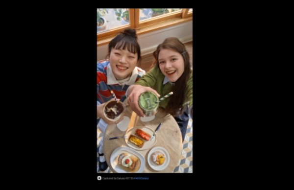 Smartfon Samsung Galaxy A57 5G 8GB/256GB jasnoniebieski selfie z dwoma kobietami